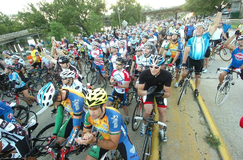 Arkansas Democrat-Gazette/STEVE KEESEE 9/26/09 Nearly 1900 bicyclists line up for the start of the Big Dam Bridge 100 along La Harpe Ave., in downtown Little Rock, Saturday morning. The event is sponsored by Verizon Wireless and the Big Dan Bridge Foundation. 