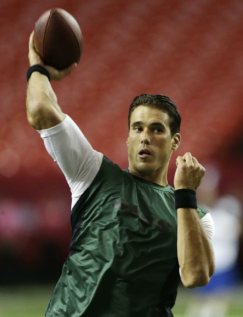 Two days after being cut by the New York Jets, Brady Quinn was signed by the St. Louis Rams, one of two backup quarterbacks signed to fill the void left by the season-ending knee injury to starter Sam Bradford. 