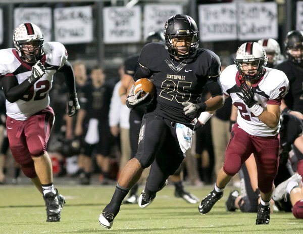 Dylan Smith (25) running the ball near the endzone as Christian Tejada(24) and Michael Willis (92) try to catch up to him at Tiger Stadium in Bentonville, on November 1, 2013.