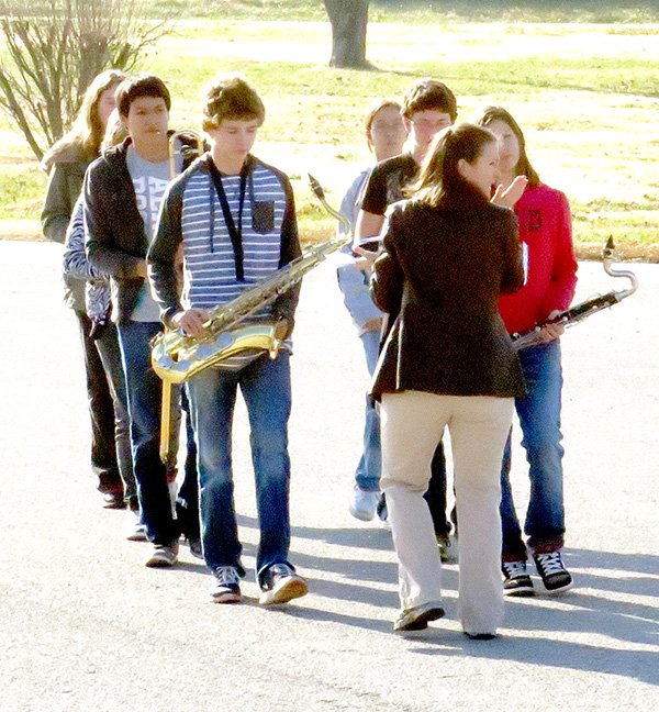  Photo by Mike Eckels 
The Decatur High School marching band, under the direction of Kristin Wages, (center with back turned), gets in step as members practice for the parade on Dec. 2. The band will march in the fi rst annual Decatur Christmas Festival parade, which is scheduled for Dec. 5.