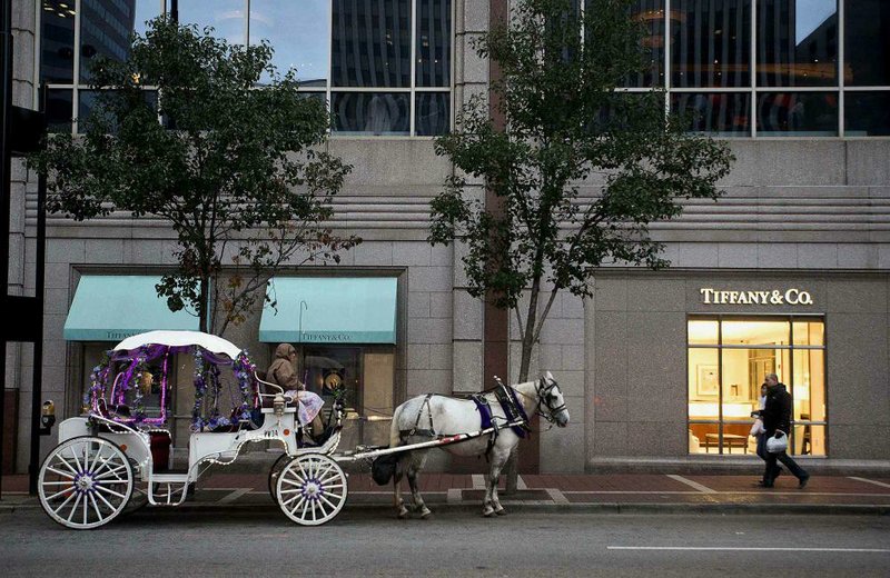 A horse and buggy sits parked outside of Tiffany and Co. store in Cincinnati. With the holiday shopping season in full swing, wealthy folks are watching their dollars, too. Illustrates LUXURY (category f) by Cotton Timberlake (c) 2013, Bloomberg News. Moved: Saturday, Dec. 14, 2013 (MUST CREDIT: Bloomberg News photo by Ty Wright).