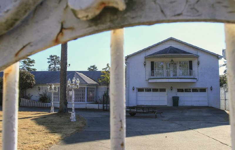 Arkansas Democrat-Gazette/BENJAMIN KRAIN --12/23/13--
The property on Cantrell Rd. in Little Rock previously owned by Jennings Osborne was bought by a man with Redfield roots who plans to deed the house to the city of Redfield. The city hopes to then resell the property and use the proceeds to build a community center.