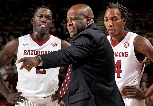 Arkansas coach Mike Anderson talks with Alandise Harris, left, and Michael Qualls during the second half of the game against UTSA in Bud Walton Arena in Fayetteville on Saturday, Jan. 4, 2014.