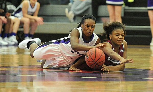 STAFF PHOTO MICHAEL WOODS 
Alexa Howard of Fayetteville and Springdale's Chasidee Owens scramble after a loose ball during Saturday’s game in the Fayetteville Bulldog Classic at Fayetteville High School.