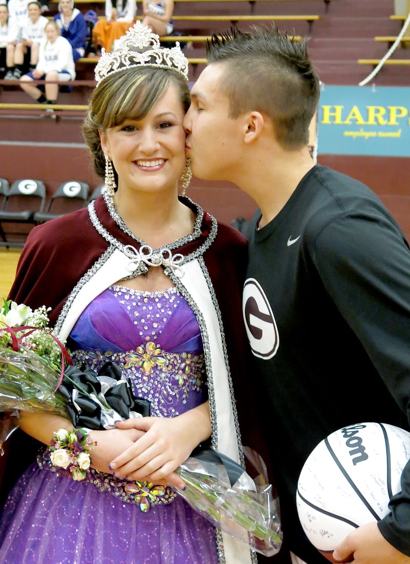Dusty Haag, Gentry s basketball homecoming king, kisses Kristen Flesner after she was crowned queen at Gentry s basketball homecoming on Friday night at Gentry High School. Photos by Randy Moll