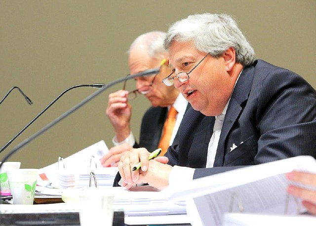 1/23/14
Arkansas Democrat-Gazette/STEPHEN B. THORNTON
UA Board of Trustees member John Goodson questions Don Pederson, UA Vice Chancellor for Finance and Administration, during the UA Board of Trustees Audit Committee meeting Thursday at UAMS in Little Rock. 