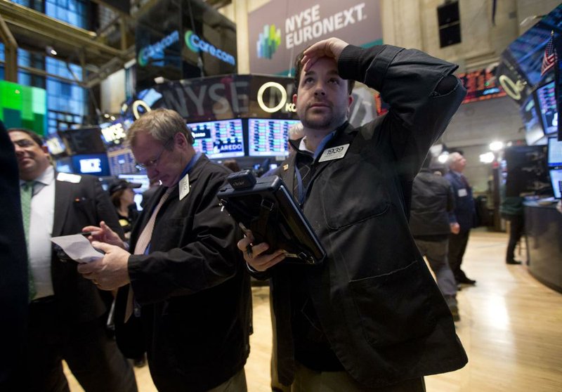 Traders work on the floor of the New York Stock Exchange (NYSE) in New York, U.S., on Friday, Jan. 24, 2014. U.S. stocks fell, pushing the Dow Jones Industrial Average to the biggest weekly decline since June 2012, as equities slumped worldwide amid a selloff in emerging-market currencies. Photographer: Jin Lee/Bloomberg