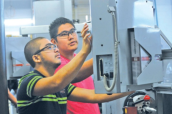 STAFF PHOTO FLIP PUTTHOFF
Students Edgardo Estrada, left, and Francisco Trejo work Friday in the Heritage machine shop.
