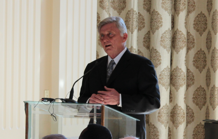 Gov. Mike Beebe speaks Wednesday to the Political Animals Club.