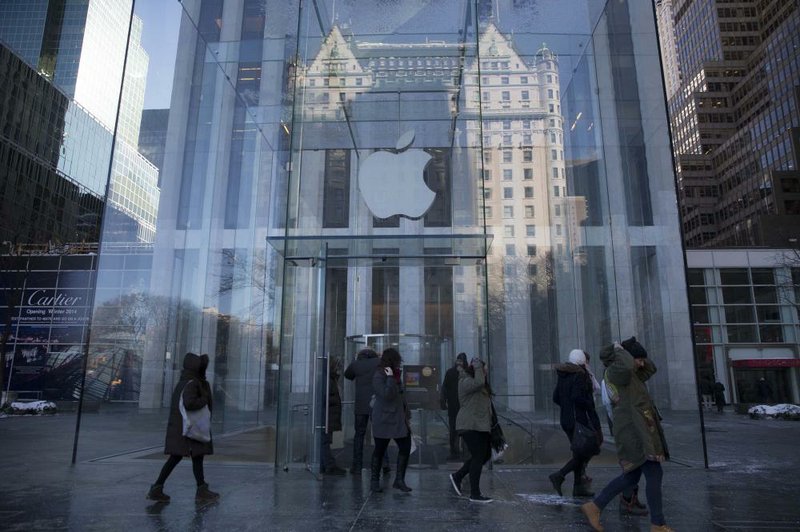 Customers exit an Apple Inc. store in New York, U.S., on Wednesday, Jan. 22, 2014. Carl Icahn, the billionaire financier, said today that he's purchased $500 million worth of Apple Inc. shares in the past two weeks, bringing his total stake to over $3 billion. Photographer: Scott Eells/Bloomberg