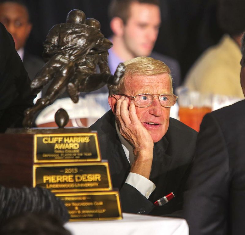 2/13/14
Arkansas Democrat-Gazette/STEPHEN B. THORNTON
With the Cliff Harris award to his left, Lou Holtz talks with a guest before the start of  the Little Rock Touchdown Club 2013 Awards Banquet Thursday night in Little Rock.