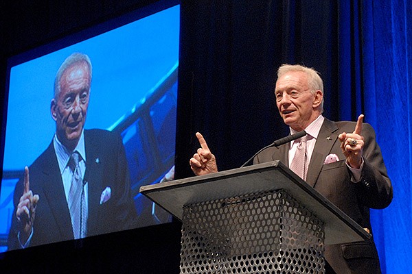 Jerry Jones speaks at the Statehouse Convention Center in Little Rock in 2009. 