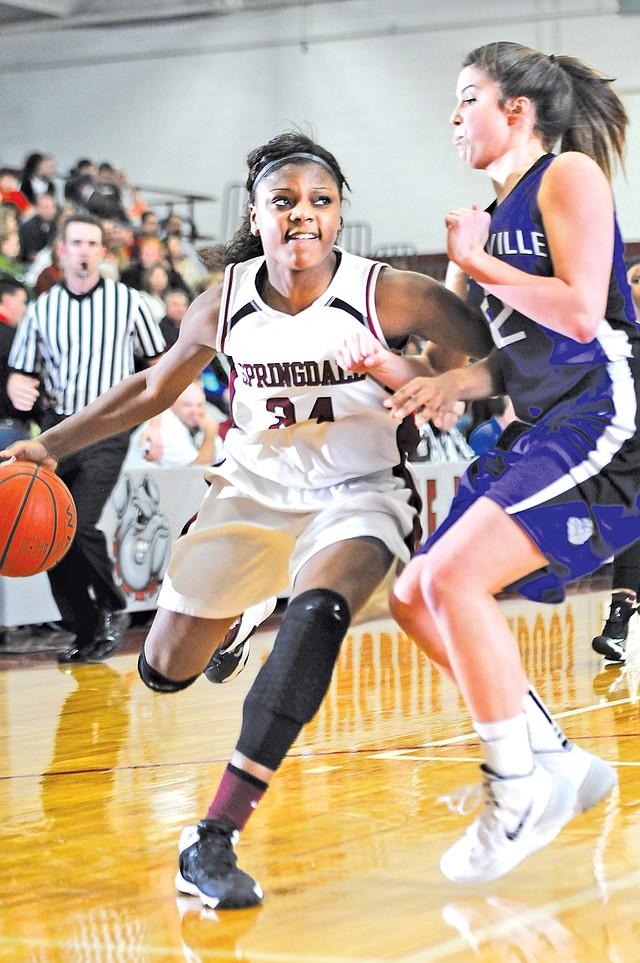  STAFF PHOTO SAMANTHA BAKER @NWASAMANTHA
Chasidee Owens, left, of Springdale drives around Sydney Crockett from Fayetteville on Feb. 21 during the first half of the game at Bulldog Gym in Springdale.