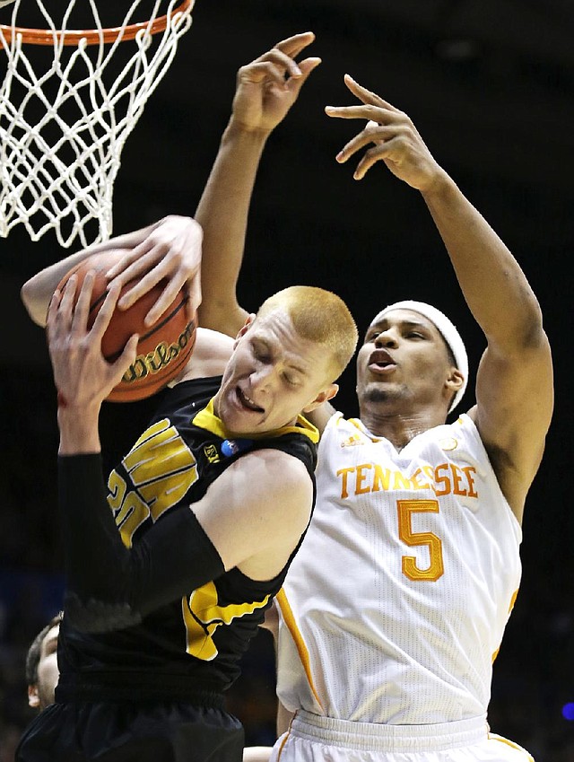 Tennessee’s Jarnell Stokes (5) and Iowa’s Aaron White fi ght for a rebound during Wednesday night’s game. 