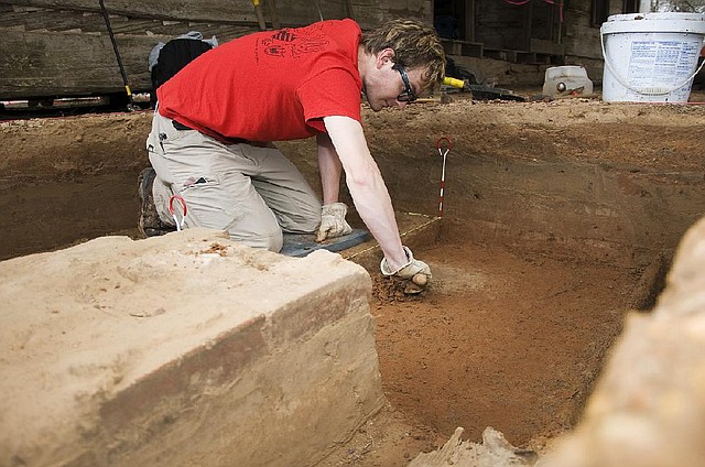 Arkansas Democrat Gazette/CARY JENKINS
Spring Break Dig at the Taylor House March 24-30

UALR student Randall Morgan 