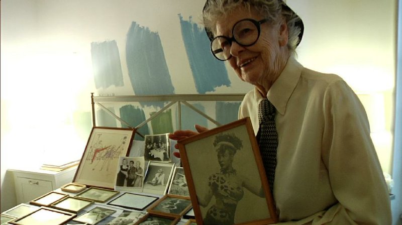 Broadway star Elaine Stritch holds one of her old publicity photos in this scene from Chiemi Karasawa’s documentary Elaine Stritch: Shoot Me. 