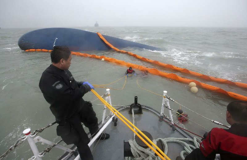 South Korean divers fight strong currents Thursday as they attempt to get inside the capsized ferry off southern South Korea to search for survivors. 