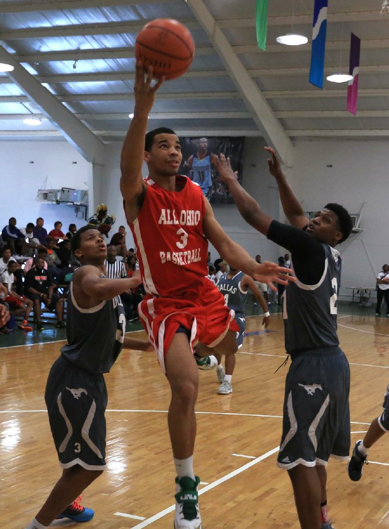 Arkansas Democrat-Gazette/RICK MCFARLAND --04/20/14-- All Ohio Red's Josh Williams (3) glides between Dallas Mustangs' Admon Gilder (left) and Travonte Maddox in the finals for the 17 and under division in the Real Deal in the Rock