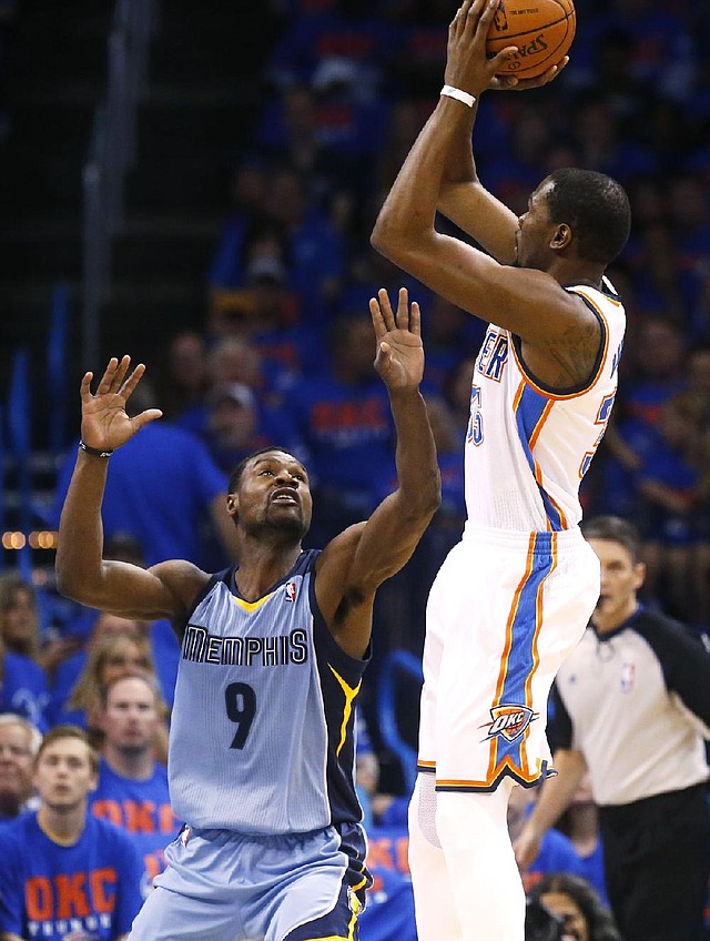 Oklahoma City Thunder forward Kevin Durant (right) scored 33 points on 12-of-18 shooting Saturday night in the Thunder’s 120-109 victory over the Memphis Grizzlies. 