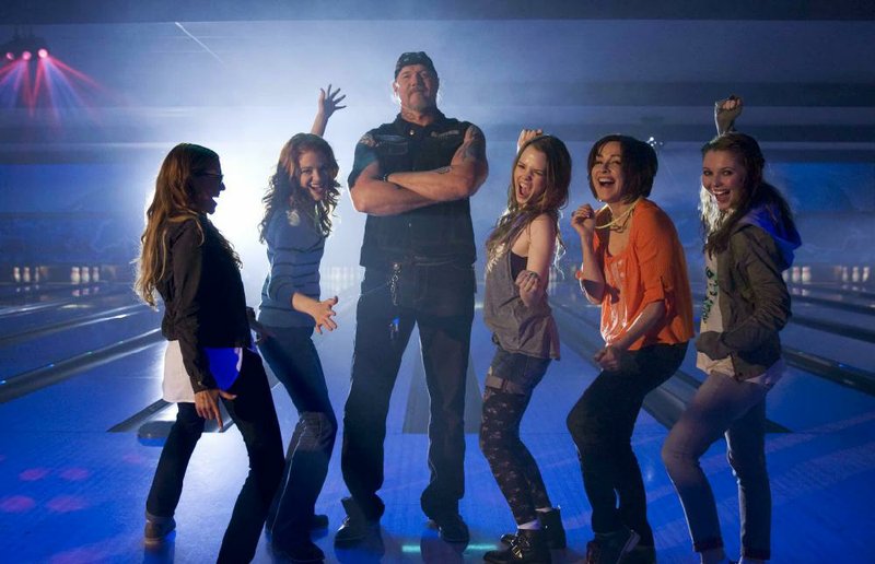 - L to R: Izzy (Andrea Logan White), Allyson (Sarah Drew), Bones (Trace Adkins), Bridget (Abbie Cobb), Sondra (Patricia Heaton) and Zoe (Sammi Hanratty) cut loose in an end-credit scene in MOMS’ NIGHT OUT, the new family comedy from Sony Affirm and Provident Films, in theaters May 9, 2014. (photo credit: Saeed Adyani)