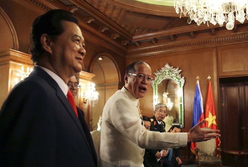 Vietnamese Prime Minister Nguyen Tan Dung (left) meets Wednesday with Philippine President Benigno Aquino at the Malacanang Presidential Palace in Manila. 