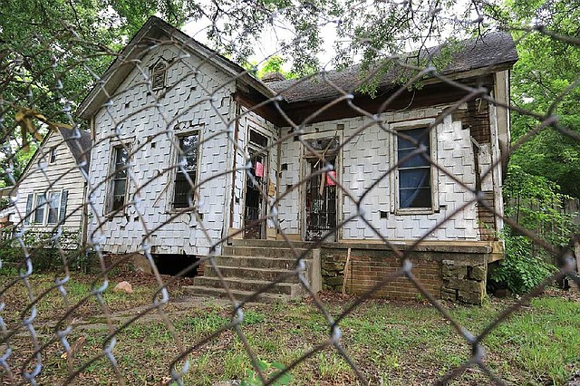 Arkansas Democrat-Gazette/RICK MCFARLAND --06/06/14--     An abandoned house at 1804 S. State St. that the City of Little Rock has slated to be torn down.