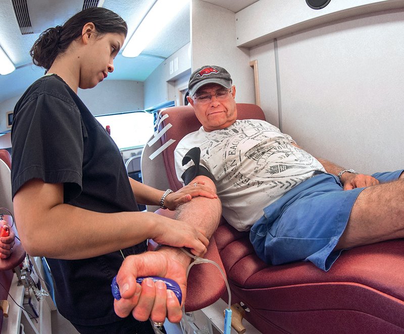 Supervising phlebotomist Vanessa Perez checks for a vein on Jerry Garrett in the mobile unit of the Arkansas Blood Institute during a blood drive
in the parking lot at the Malvern Walmart Supercenter. Several blood drives are slated for this summer in communities across the Tri-Lakes Edition
coverage area.