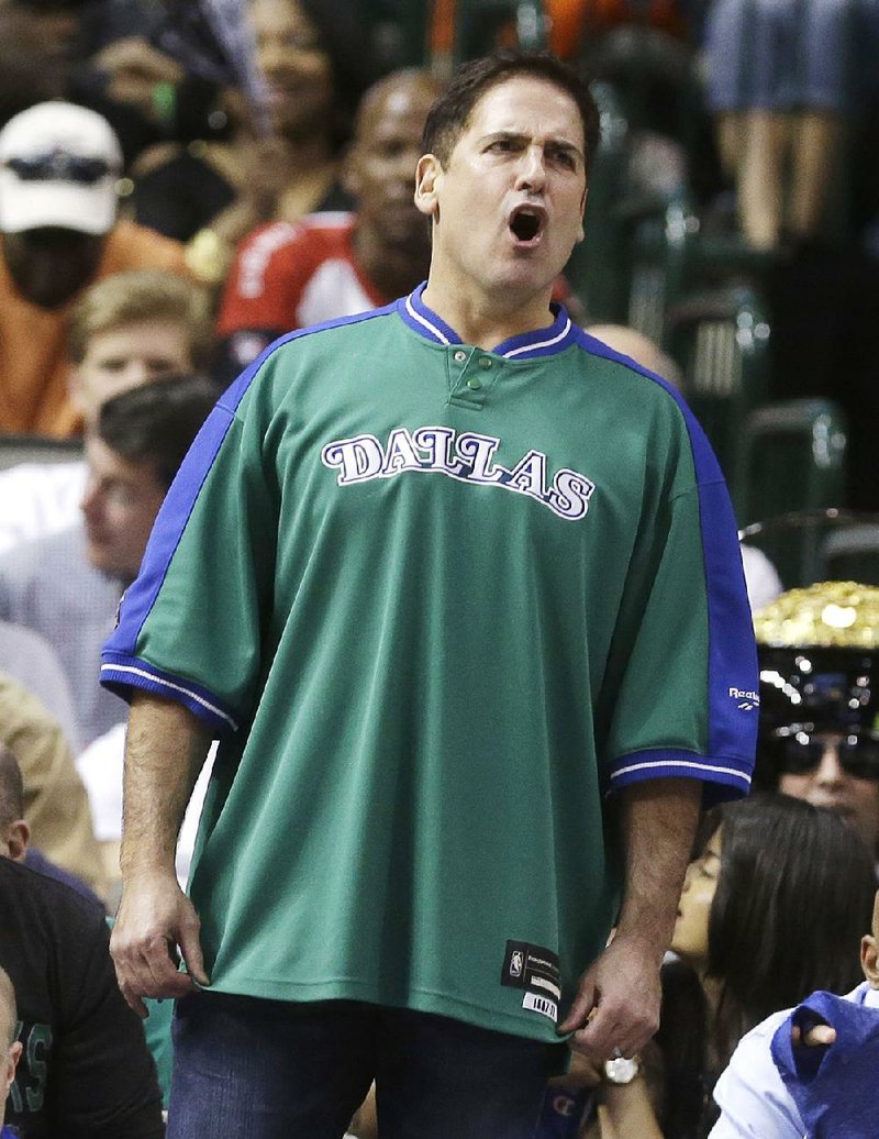 Mark Cuban, the Dallas Mavericks owner, turned a bidding war over a set of Air Jordan sneakers with rapper Fat Joe into his own round of smack talk.