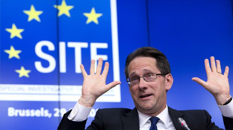 American prosecutor for the EU Special Investigative Task Force Clint Williamson holds up ten fi ngers at a news conference in Brussels on Tuesday as he refers to the number of possible victims that were killed to have their organs harvested during the 1998-99 Kosovo war.