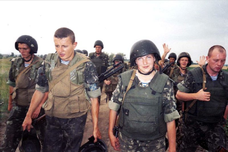 Nadiya Savchenko (center) is shown in 2004 after completing a grueling training program with the Ukrainian army. She was the only woman in a 2005 Ukrainian peacekeeping force in Iraq. Now held prisoner by the Russians, “she’s our Joan of Arc,” said Valeriy Ryabykh, a military expert with the Defense Express magazine.