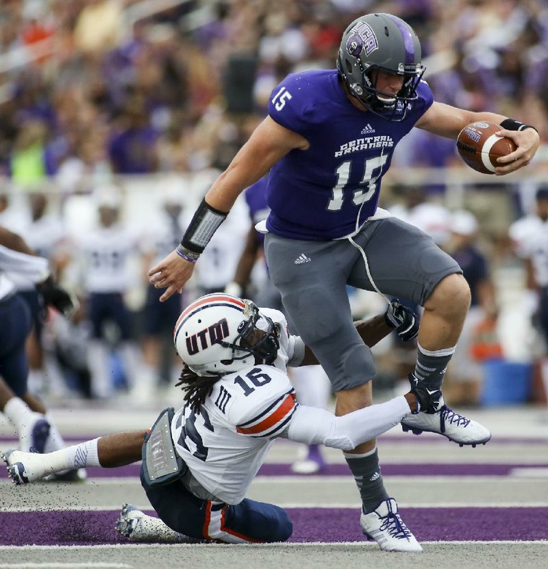 Central Arkansas quarterback Taylor Reed tries to get past Tennessee-Martin defender Leon Carlton during Saturday’s game at Estes Stadium in Conway. Reed completed 18 of 30 passes for 157 yards and a touchdown and rushed for 66 yards on 10 carries.