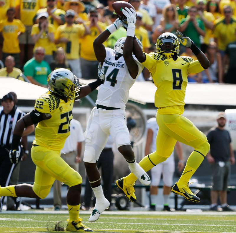 Oregon Football - Royce Freeman's 26 yard pass complete to Marcus