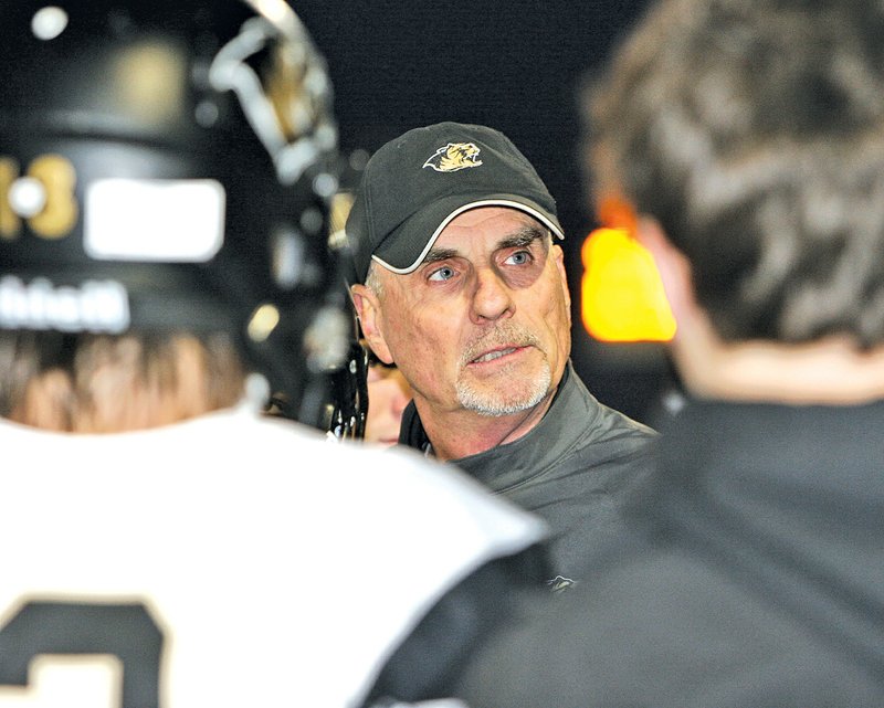 Special To NWA Media Joel Rafkin Barry Lunney, Bentonville head coach, speaks with his players during Friday&#8217;s game at Broken Arrow, Okla.