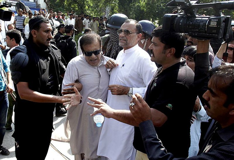 Pakistani police apprehend opposition leaders Saturday who were trying to block a prison van full of anti-government activists in Islamabad.