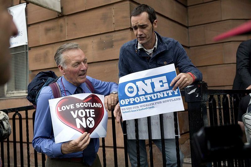 Scots show their opposing viewpoints Wednesday after a No campaign event in Glasgow.