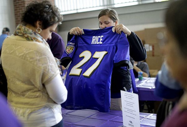 Fans line up to exchange Ray Rice jerseys at Baltimore Ravens home stadium  – New York Daily News