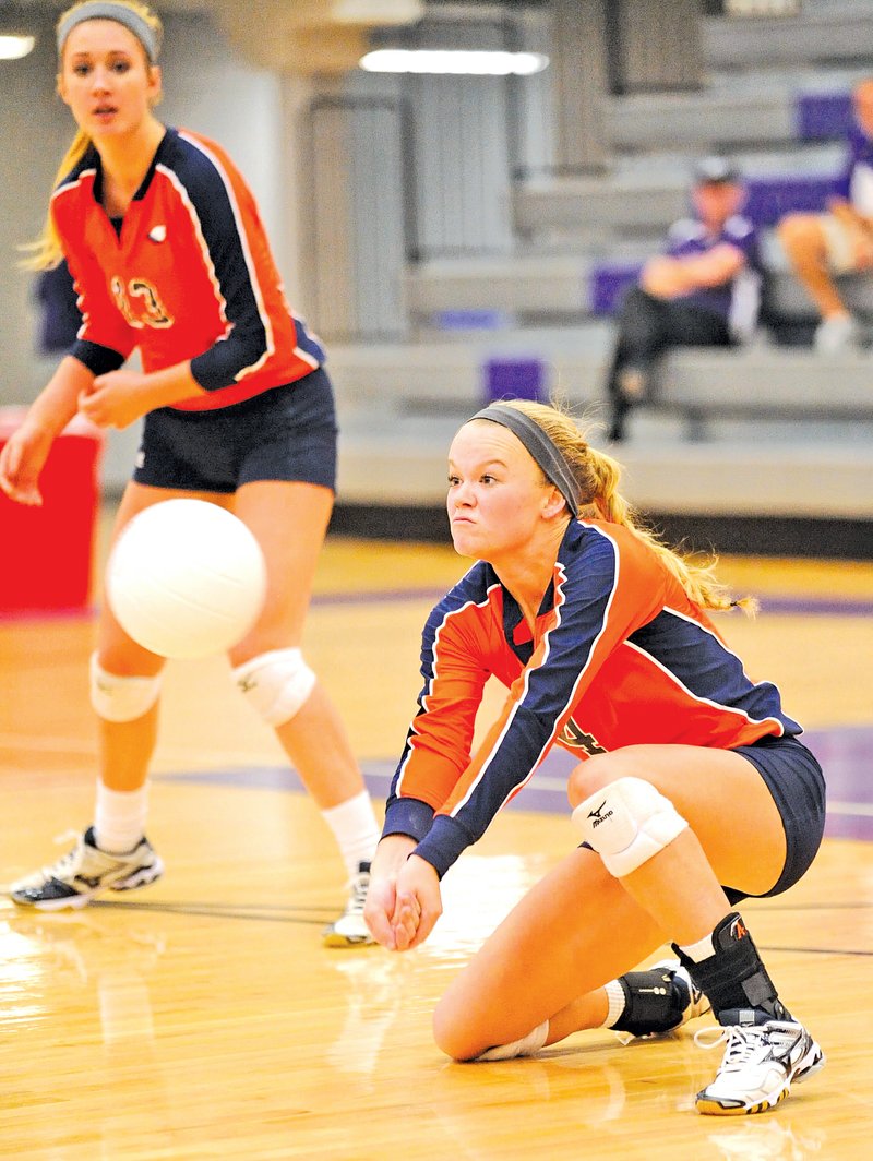  STAFF PHOTO ANDY SHUPE Lindsay Glynn of Rogers Heritage digs the ball against Fayetteville during play Tuesday at Fayetteville.