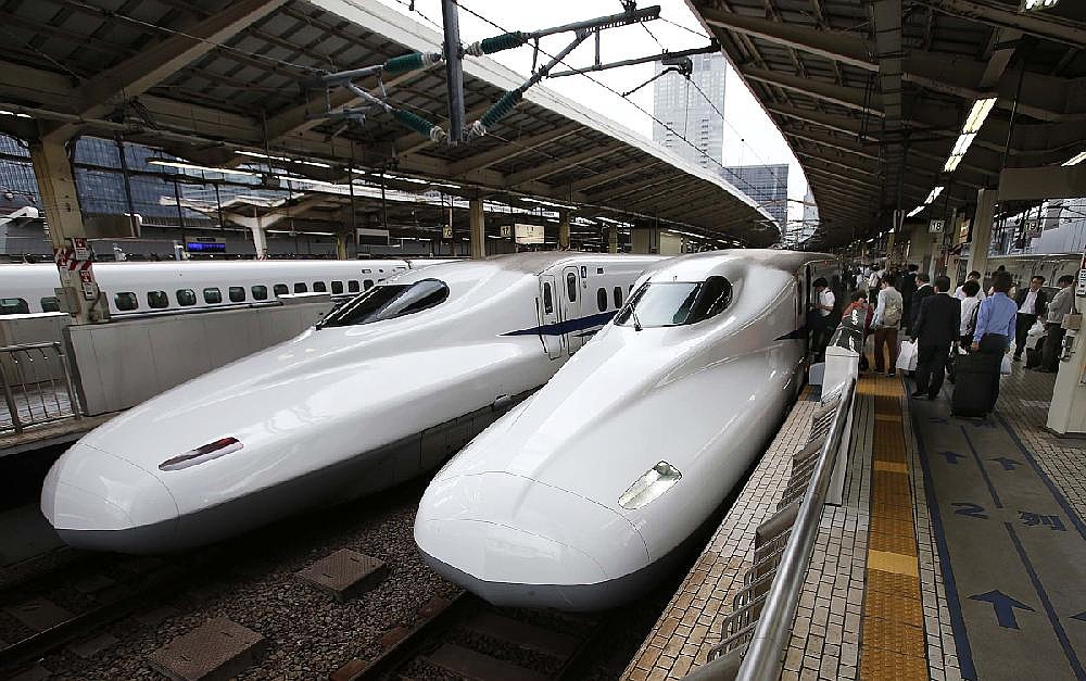 BULLET TRAIN 新世界 (NEW WORLD) World's first train with zip turns 50 | Northwest Arkansas