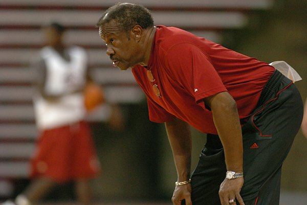 Former Arkansas assistant coach Rob Evans watches a practice Aug. 23, 2007 at Bud Walton Arena in Fayetteville. 