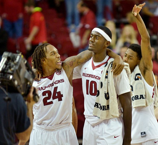 Qualls leads Arkansas by North Texas