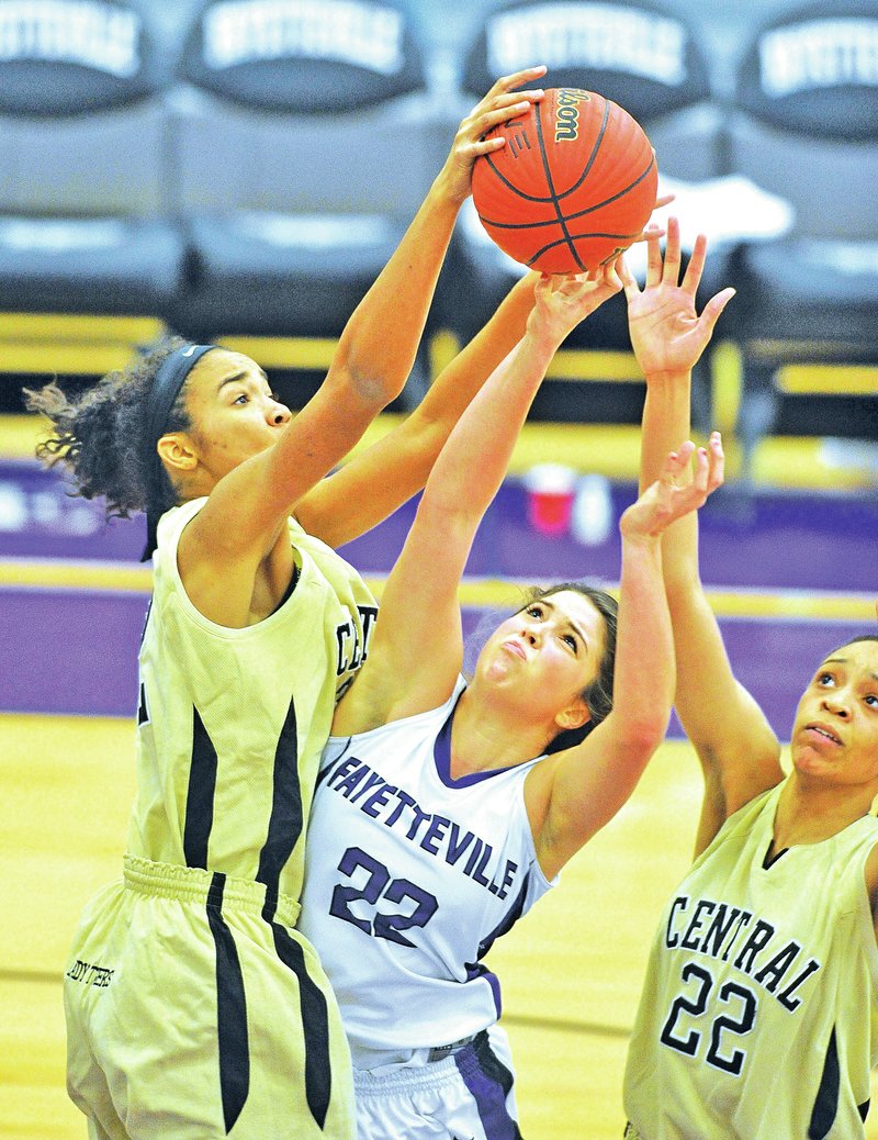 Staff Photo Michael Woods &#8226; @NWAMICHAELW Sydney Crockett of Fayetteville tries to drive past Little Rock Central defenders Kamry Orr, left, and Kiara Williams during the championship game of the Fayetteville Bulldog Classic tournament.