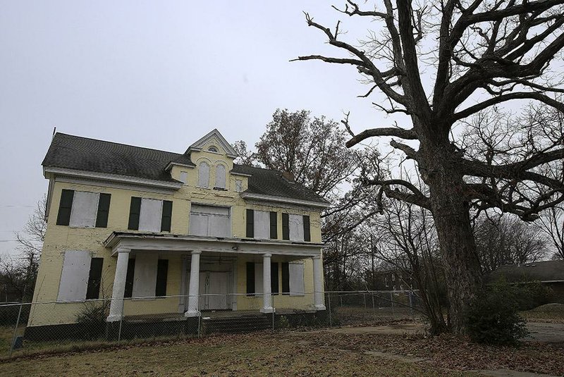  Arkansas Democrat-Gazette/STATON BREIDENTHAL --12/4/14-- Little Rock is buying the historic facade easement for restoration of William E. Woodruff house at 1017 E. 8th Street.