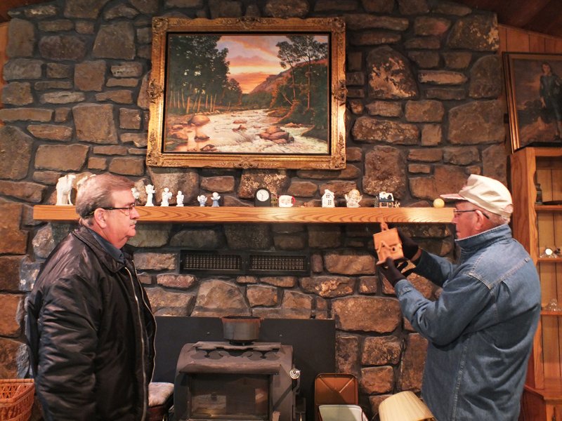 Staff Photo by Annette Beard Derry Camp and Police Chief Tim Ledbetter prepare for an estate auction that raised more than $5,000 for students in Pea Ridge.