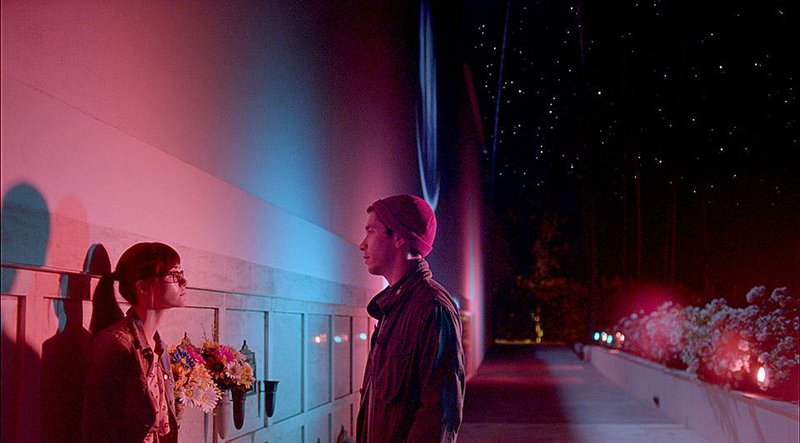 Emmy Rossum (Kimberly) and Justin Long (Dell) in Sam Esmail‚Äôs COMET.  Copyright Comet Movie, LLC.  An IFC Films release.