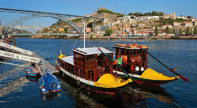 In Porto, on the banks of the Douro, traditional boats called “rabelos” await passengers. 