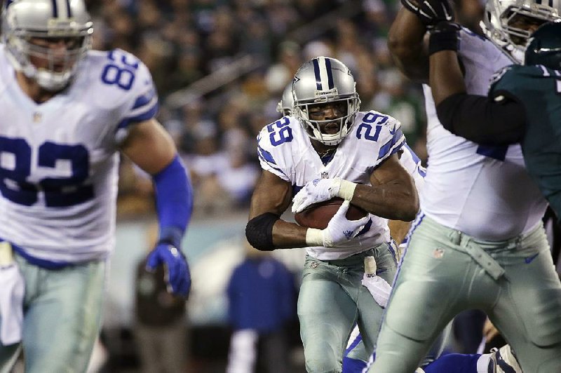 Dallas Cowboys' DeMarco Murray rushes during the second half of an NFL football game against the Philadelphia Eagles, Sunday, Dec. 14, 2014, in Philadelphia. (AP Photo/Michael Perez)