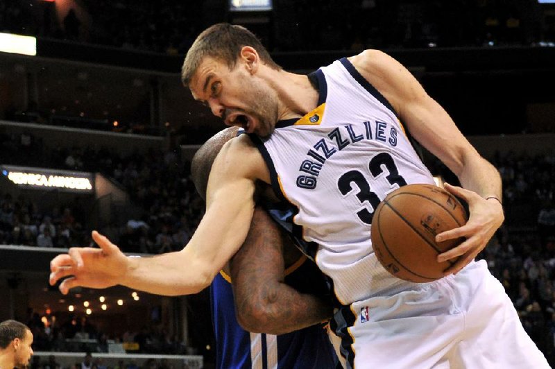 Memphis center Marc Gasol (right) drives past Golden State forward Marreese Speights during the Grizzlies’ 105-98 victory over the Warriors on Tuesday night. 