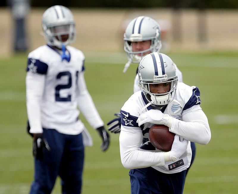 Dallas Cowboys running back DeMarco Murray (foreground) runs drills during practice Wednesday in Irving, Texas. Murray is recovering from surgery to repair a broken bone in his left hand. 