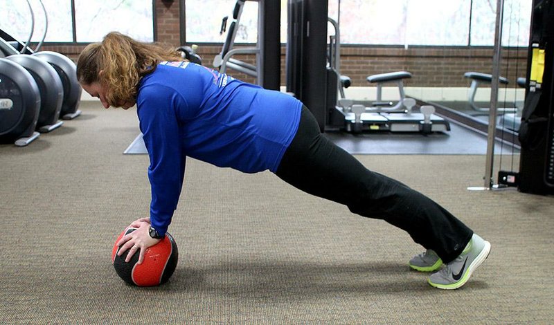 Arkansas Democrat-Gazette/CELIA STOREY
Michelle Posey does step 1of the Plank Knee Lift exercise at Little Rock Racquet Club for ActiveStyle's Master Class column.