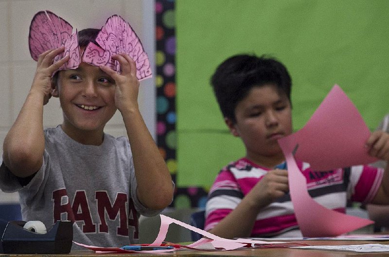 Arkansas Democrat-Gazette/BENJAMIN KRAIN --12/11/2014--
Andy Spagoni, left, Daniel Mejia, right and other 4th-grade students at Star City Elementary School learn about the brain during a Project Lead the Way science lab module at Star City Elementary School. The hands-on, activity-based instructional program is used in about 80 districts in Arkansas but Star City was one of the first to adopt it and is further along than most.